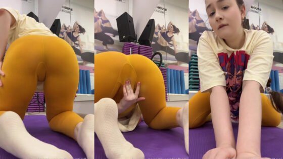 SweetieRozi frota su coño sobre una estera de yoga