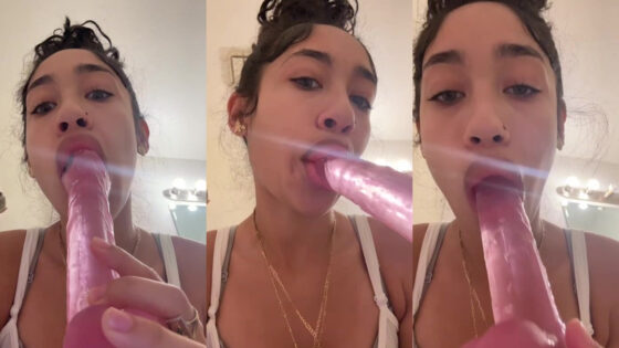 XxPrettyFaacee chupando su consolador rosa