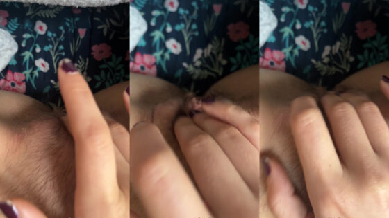 Zooemoore masajea su propio clítoris