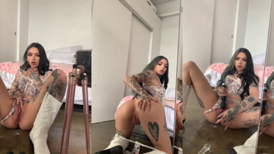 Taylor White se masturba delante del espejo