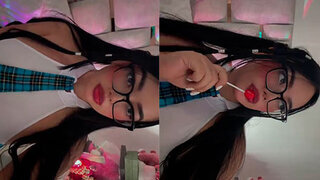 Valentina Rodriguez jovencita hermosa chupando bolon