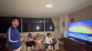 Pamlatina latina tiene sexo con sus amigos después de una noche de juegos porno latino
